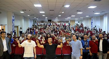 Karagöz Göklerde, her gün şehrin en uzak köşelerinde sahnede...