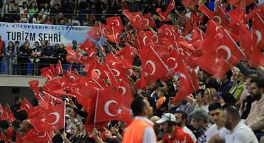 SAKARYA'DA TRİBÜNLER KIRMIZI BEYAZ!