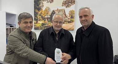 HAMDİ GEVHER'E ONURSAL BAŞKANLIK VE PLAKET VERİLDİ