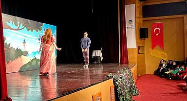 AKM’de ‘Taht Oyunları’ Kahkahaya Boğdu