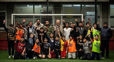BAŞKAN BABAOĞLU HALI SAHADA ÇOCUKLARLA BULUŞTU