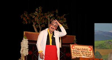 “Zoraki Takip” AKM’de Kahkahalarla Geçti