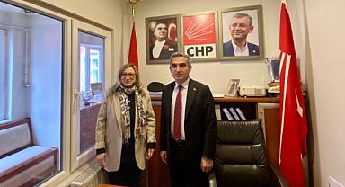 DİŞHEKİMİ MÜZEYYEN TOPÇU TAN HENDEK CHP İLÇE ÖRGÜTÜNÜ ZİYARET ETTİ.