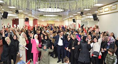 Kadınlar kendi günlerinde salona sığmadı!