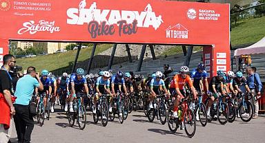 Podyumda 2 Türk pedal!