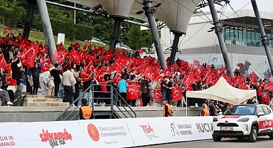 Yüzlerce sporsever vadiyi ay-yıldızla süsledi!