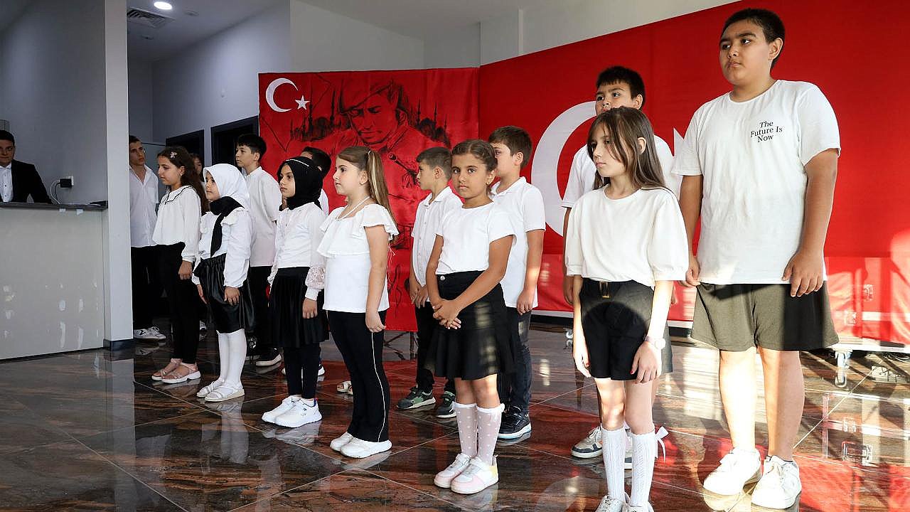 Ay Yıldızlı Bayraklarla Süslenen Vadiden Anlamlı Mesaj