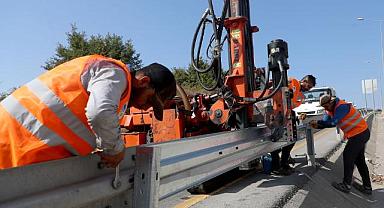Çelik bariyerlerle sürücü ve yolcu güvenliği en üst seviyeye çıkarılıyor
