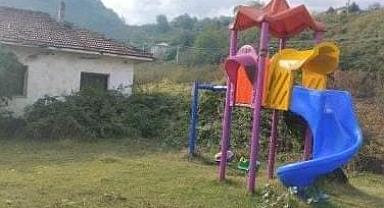 Yarıca'daki okul ve çocuk parkı bakım bekliyor