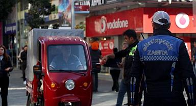 Zabıta ekipleri vatandaşlara tek tek anlatıyor