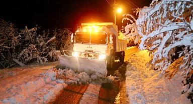 Büyükşehir gece boyu kar mesaisi yaptı: Kapanan 10 grup yolu ulaşıma açıldı