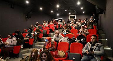 Edebiyatçı Güray Süngü Büyükşehir Akademi’de gençlerle buluştu.