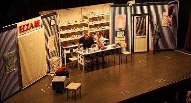 Bir eczacı kalfasının trajikomik hikayesiyle keyif dolu bir seyir