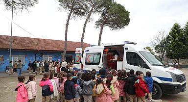 Büyükşehir nakil ambulansıyla okula gitti: Çocuklar ilk müdahaleyi yerinde öğrendi