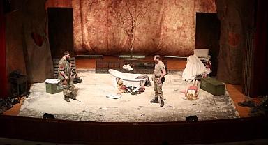 Devlet Tiyatroları’nın ‘Boş Şehir’ isimli oyunu büyük beğeni kazandı