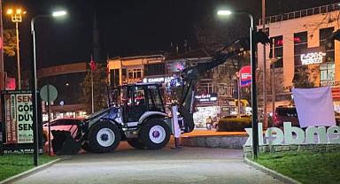 Görmemişin traktörü olmuş, tutmuş kepçesini koparmış!