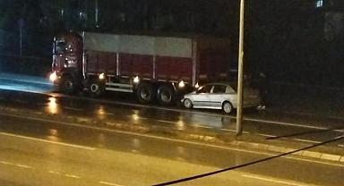 Tır’ın altına girdi, yaralanmadan kurtuldu