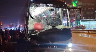 YOLCU OTOBÜSÜ TIRA ÇARPTI