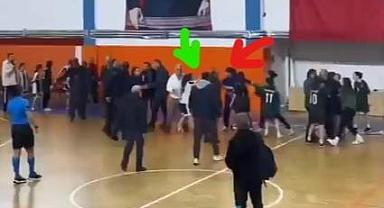 Kızların çıkardığı kavgaya, öğretmenlerde katıldı.