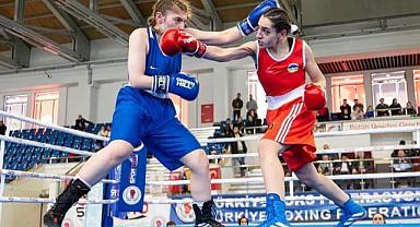 Sakarya Büyükşehir’in boksörü Ece’den Türkiye Şampiyonası’nda çifte gurur!
