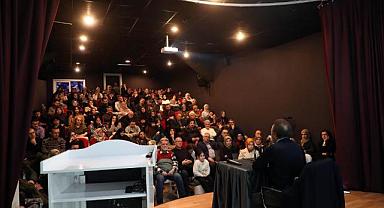 “Gerçek özgürlük, farkında olmadan kabullendiğimiz kalıpları sorgulamakla başlar”