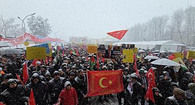 Kar yağışı ve soğuk hava, Gazze mitingine engel olamadı!