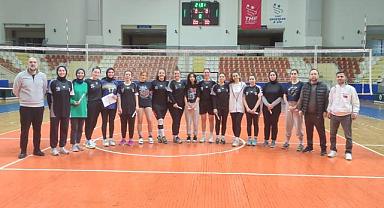 8 Mart Dünya Kadınlar Günü Voleybol Turnuvası, Hendek Yeni Spor Salonunda başladı.