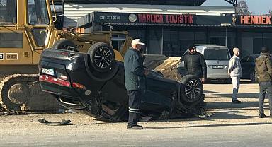 Hendek 2. OSB Girişinde Kaza: Otomobil Ters Döndü