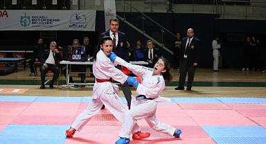 ÜNİVERSİTELER ARASI TÜRKİYE KARATE ŞAMPİYONASINDA HENDEK DAMGASI