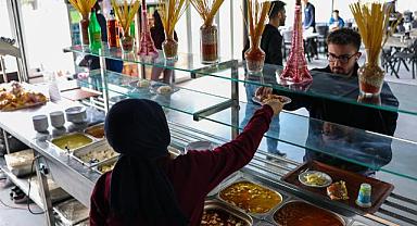 Başkan Alemdar öğrencilere söz vermişti: Kampüs Mutfak ilk haftadan gençlerin ilgi odağı oldu