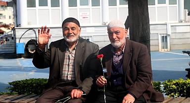 Büyükşehir, vatandaşlara karanfil dağıttı