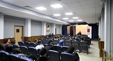 Roman dünyamızın duygusal ve sosyal labirentine ayna tutar