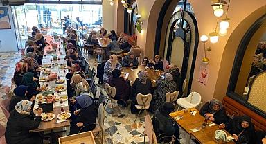 AK KADINLAR KAHVALTIDA BULUŞTU