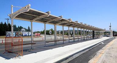 13 istasyonlu metrobüs hattında akıllı durakların montajı başladı