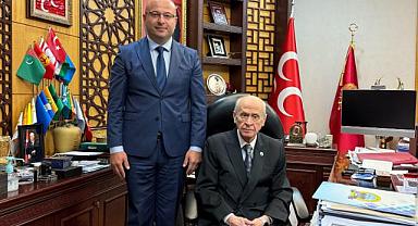 BAŞKAN ALKAŞ, DEVLET BAHÇELİ'NİN ELİNİ ÖPTÜ...