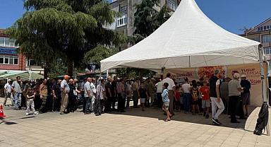 Büyükşehirden binlerce kişiye aşure ikramı