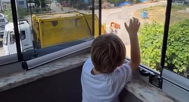 Minik Yuşa Çöp Günlerinde Temizlik Personelini bekliyor