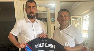 YEŞİLYURT BELDESPOR BAŞKANI BAŞER'DEN GAZETECİ TOPÇU'YA FORMA HEDİYESİ