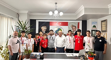 Hendek Olimpik Spor Kulübü, Uşak'tan şampiyon döndü.