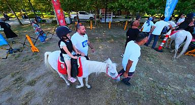 Millet Bahçesi’nde atlı şenlik, çocukların yüzünü güldürdü