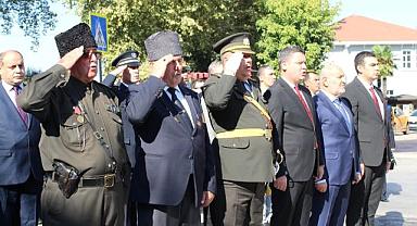 NE COŞKUSU? ESNAF BAYRAK ASMADI, HALK İLGİ GÖSTERMEDİ.