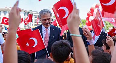 Başkan Yusuf Alemdar okulla ilk kez tanışan miniklere başarılar diledi