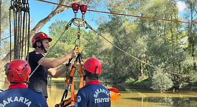 Büyükşehir’in İtfaiyecileri Sakarya Nehri Üzerinde Nefes Kesti