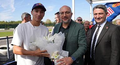 Dünya Şampiyonu Razgatlıoğlu’nu Çiçeklerle Karşıladılar