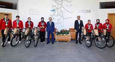 Başkan Yusuf Alemdar Çin’de Tarih Yazan Dünya Şampiyonlarını Ağırladı