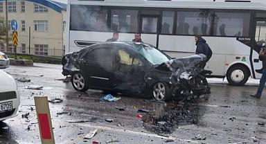 Hendek'te 3 aracın karıştığı kazada iki kişi yaralandı