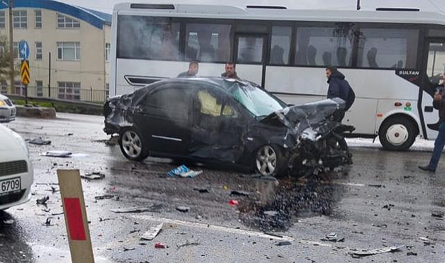 Hendek'te 3 aracın karıştığı kazada iki kişi yaralandı