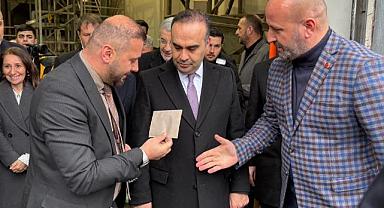 CUMHUR İTTİFAKI CAMBAZA BAKARKEN, BAKAN KACIR'A ZARF VERİLDİ