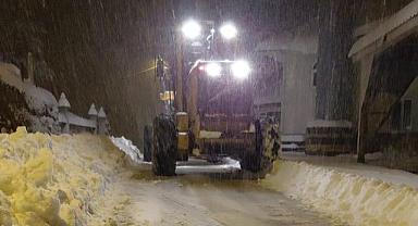 HENDEK BELEDİYESİ KAR KÜREME ÇALIŞMALARINA ARA VERMEDEN DEVAM EDİYOR