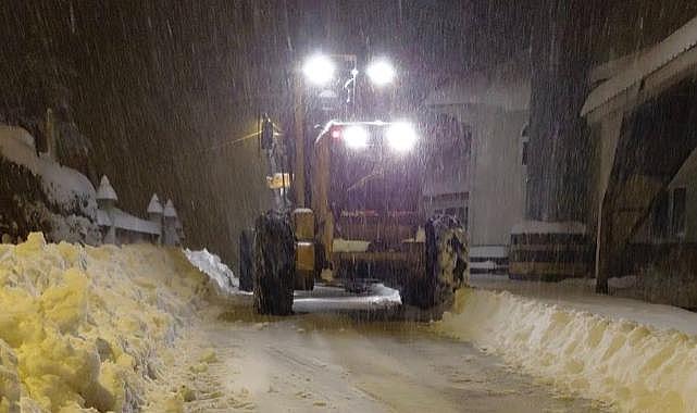 HENDEK BELEDİYESİ KAR KÜREME ÇALIŞMALARINA ARA VERMEDEN DEVAM EDİYOR